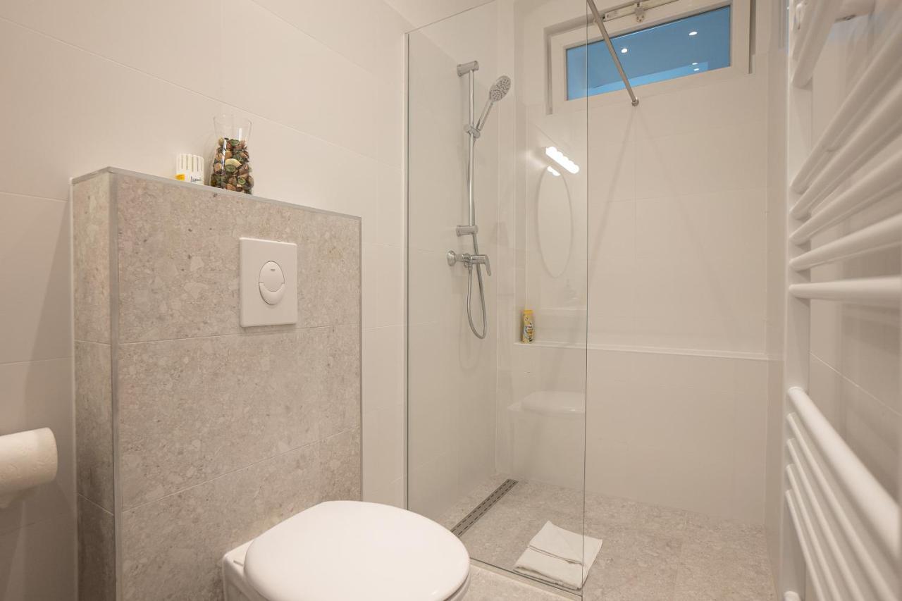 Posh With A King-size Bed And Modern Design Apartment *