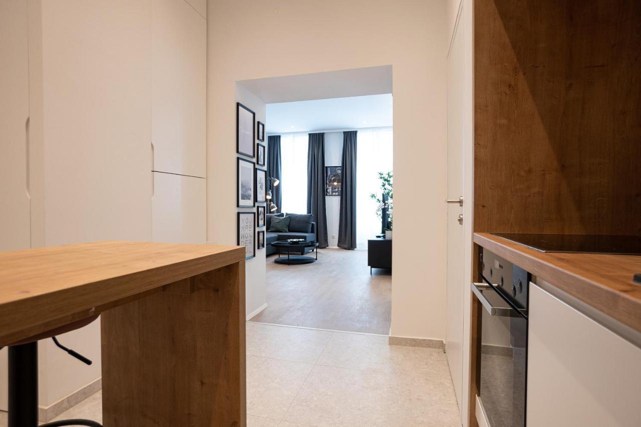 Posh With A King-size Bed And Modern Design Apartment *