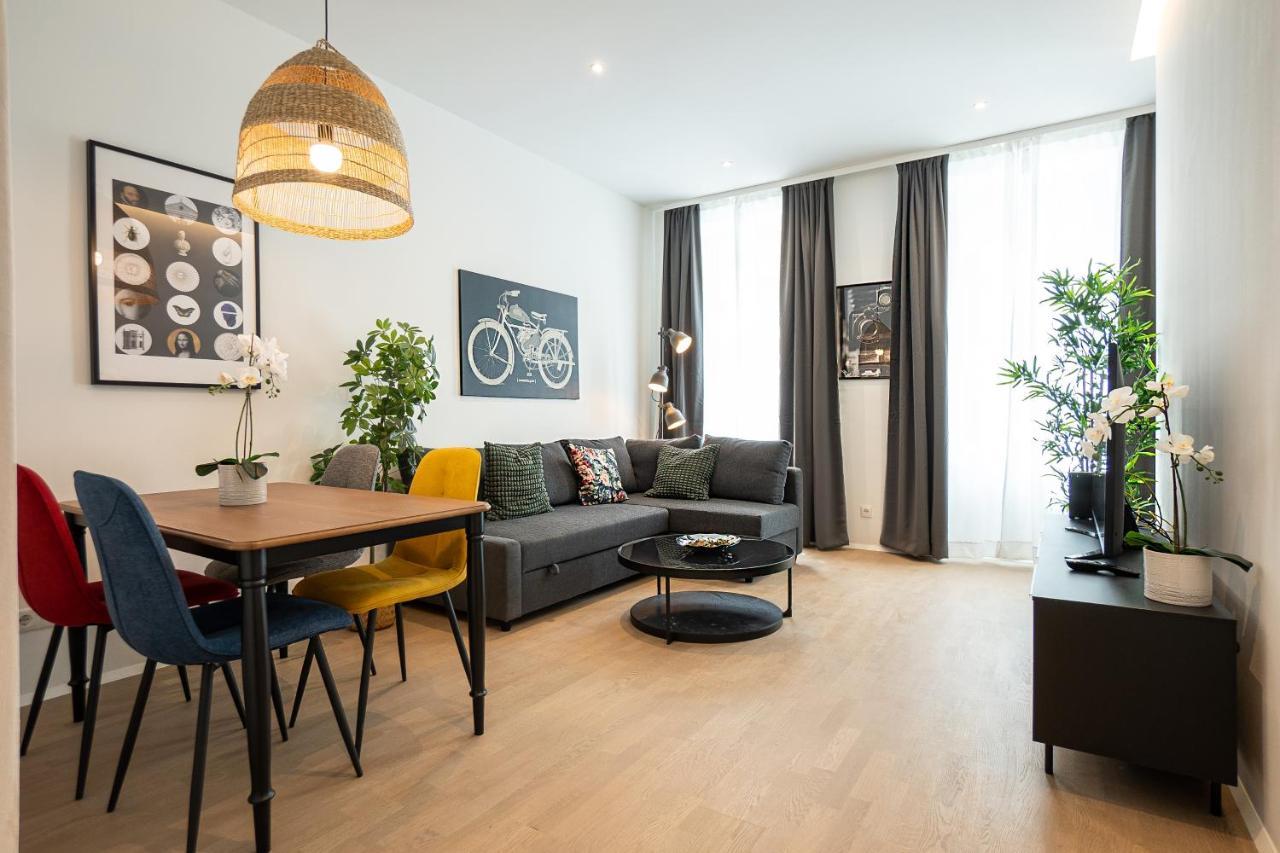 Apartment Posh With A King-size Bed And Modern Design