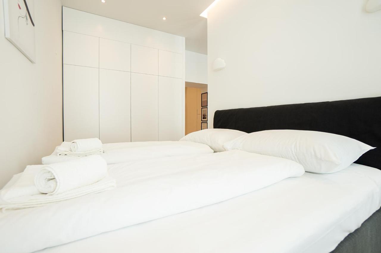 Apartment Posh With A King-size Bed And Modern Design *