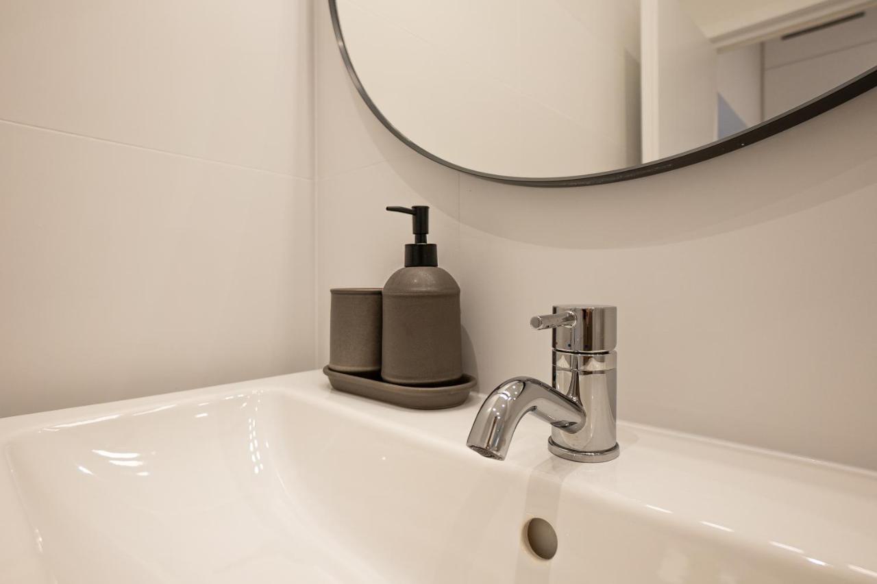 Posh With A King-size Bed And Modern Design Apartment *